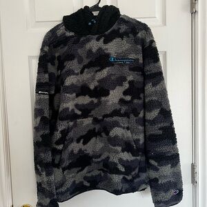 Champion Men's Black and Gray Camouflage Crewneck Sweater